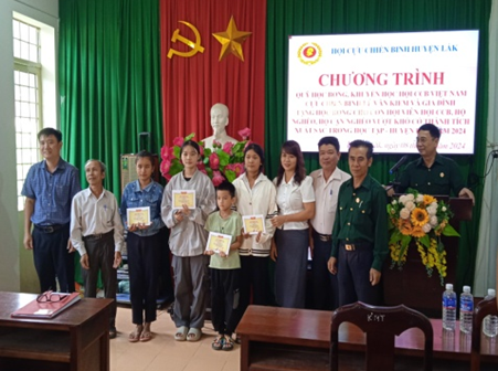 Hội Cựu chiến binh huyện Lắk trao học bổng cho các cháu học sinh nghèo vượt khó, học giỏi năm học 2023- 2024